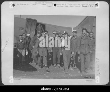 Diese Ersten Combat Camera Unit Photos Wurden Von Einer Weiteren Evakuierungsmission Aufgenommen, Nachdem Die Combat Airmen In Italien Gelandet Waren. Hier die erste Stapelentladung aus Einer Ebene. Alle von ihnen wurden von den Truppen des Marschalls Tito'S aus Jugoslawien geholfen. Stockfoto