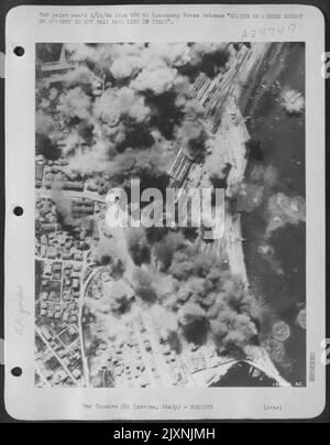 Seit dem 18. Februar 1944 arbeitet der Luftfahrplan „Operation, Erdrosselung“ daran, alle Transportmittel für die Hunnen an der Front von Anzio und Cassino abzuwürgen. Nahaufnahme des Bombenmusters auf dem Schienen- und Hafenziel von Anconara an der Adriaküste von Stockfoto