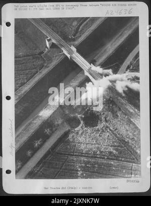 Seit dem 18. Februar 1944 arbeitet der Luftfahrplan „Operation, Erdrosselung“ daran, alle Transportmittel für die Hunnen an der Front von Anzio und Cassino abzuwürgen. Ein direkter Treffer und zwei Beinaheunfälle werden auf einer Eisenbahnbrücke getroffen, wo sie einen überquert Stockfoto