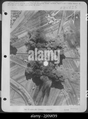 Seit dem 18. Februar 1944 arbeitet der Luftfahrplan „Operation, Erdrosselung“ daran, alle Transportmittel für die Hunnen an der Front von Anzio und Cassino abzuwürgen. Ein direkter Treffer erwischte einen Zug auf der Eisenbahnbrücke in der Nähe von Ficulle, 50 Meilen nördlich von Rom auf der Stockfoto