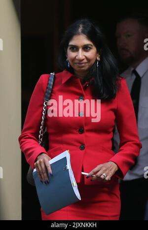 London, Großbritannien. 7. September 2022. Suella Braverman, britische Innenministerin, verlässt die Downing Street 10 nach der ersten Kabinettssitzung unter der neu gewählten Premierministerin Liz Truss. Bilddatum: Mittwoch, 7. September 2022. Quelle: Isabel Infantes/Alamy Live News Stockfoto