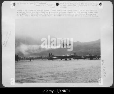 Diese Boeing B-17 Flying Fortress of the Mediterranean Allied Air Forces kommt mit einem Flügel und brennendem Motor an die Kontrollen und Major Bradford A. Evans auf seiner Mission 46. in der 1875 Webster Street, Palo Alto, Kalifornien. Major Evans, der zurückkehrt Stockfoto