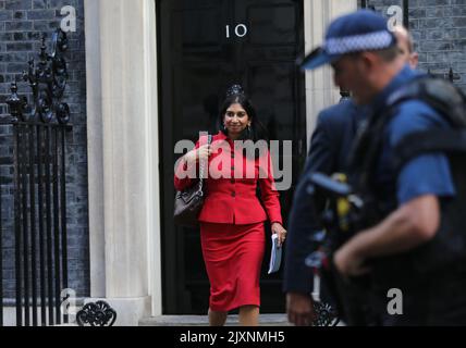 London, Großbritannien. 7. September 2022. Suella Braverman, britische Innenministerin, verlässt die Downing Street 10 nach der ersten Kabinettssitzung unter der neu gewählten Premierministerin Liz Truss. Bilddatum: Mittwoch, 7. September 2022. Quelle: Isabel Infantes/Alamy Live News Stockfoto