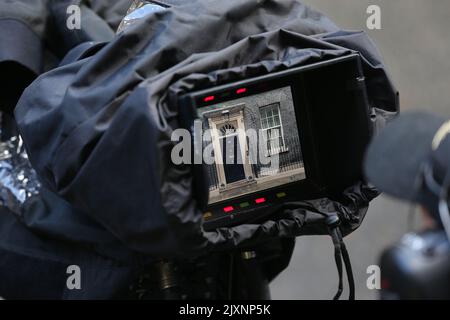 London, Großbritannien. 7. September 2022. Ein Kameramann filmt die Tür in der Downing Street 10, während Journalisten auf den Weg zum Parlament warten, bis die britische Premierministerin Liz Truss weggeht. Bilddatum: Mittwoch, 7. September 2022. Quelle: Isabel Infantes/Alamy Live News Stockfoto