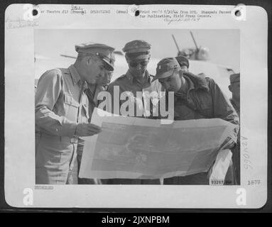 Von Links Nach Rechts: Generalmajor Nathan Twining & Brig. General Charles Born wird Briefing Bombardier LT. Robert V. Smith von 704 Virginia Street, Charleston, WV, gezeigt, bevor der LT. Eine wichtige Mission über Südfrankreich übernimmt. Stockfoto