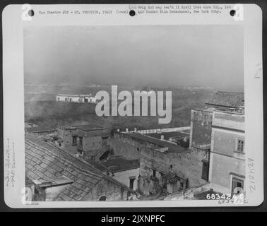 Die Dampfende Masse Von Hot Lava Zieht Während Des Ausbruchs Des Mt. Vesuv Am 23. März 1944. Stockfoto