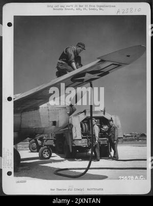 Ein Lockheed P-38 Lightning der 94. Fighter Squadron, 1. Fighter Group, wird irgendwo in Italien auf einem Flugplatz betankt. Stockfoto