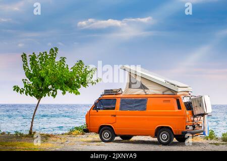 Volkswagen T3 Campervan Westfalia Van oder Bus parkt am Ufer von Agiokampos Beach, Griechenland Stockfoto