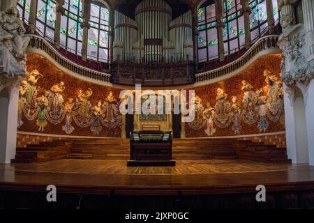 BARCELONA, SPANIEN - 17. MAI 2017: Dies ist eine Szene mit einer Orgel im Palast der katalanischen Musik. Stockfoto