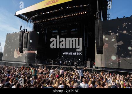 You Me at Six spielen auf der Hauptbühne des Leeds Festivals im Bramham Park. Josh Franceschi, Matt Barnes, Max Helyer, Chris Miller und Da Stockfoto