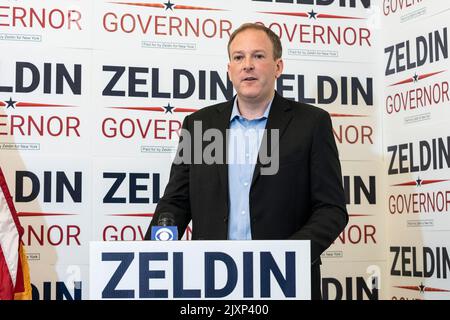 New York, Usa. 06. September 2022. Republikanische und konservative Parteien nominiert für die Pressekonferenz von Gouverneur Lee Zeldin zur Debatte im Zeldin NYC-Kampagnenhauptsitz. Zeldin forderte Gouverneur Kathy Hochul auf, sich ihm am 6. September 2022 für mindestens fünf Fernsehdebatten in ganz New York anzuschließen. (Foto von Amlan Biswas/Pacific Press/Sipa USA) Quelle: SIPA USA/Alamy Live News Stockfoto