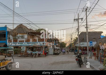 Touristen auf einer Sandstraße in Holbox Island, Quintana Roo, Mexiko Stockfoto