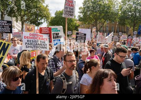 Tausende von Menschen versammelten sich in Whitehall, um gegen die Proroguing des parlaments zu protestieren. Stockfoto