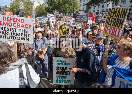 Diane Abbott wird unter den Demonstranten vor der Downing Street gesehen. Stockfoto