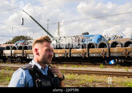 Hannover, Deutschland. 07. September 2022. Eine umgedrehte Lokomotive eines Güterzuges liegt auf einer Schiene im Güterbahnhof Seelze in der Region Hannover. Aus bisher unbekannten Gründen kollidierten Lokomotiven in der Station. Mehrere Waggons wurden umgedreht oder beschädigt. Ein Wagen soll Salpetersäure tragen. Quelle: Julian Stratenschulte/dpa/Alamy Live News Stockfoto