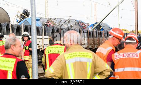 Hannover, Deutschland. 07. September 2022. Eine umgedrehte Lokomotive eines Güterzuges liegt auf einer Schiene im Güterbahnhof Seelze in der Region Hannover. Aus bisher unbekannten Gründen kollidierten Lokomotiven in der Station. Mehrere Waggons wurden umgedreht oder beschädigt. Ein Wagen soll Salpetersäure tragen. Quelle: Julian Stratenschulte/dpa/Alamy Live News Stockfoto