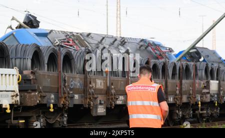 Hannover, Deutschland. 07. September 2022. Eine umgedrehte Lokomotive eines Güterzuges liegt auf einer Schiene im Güterbahnhof Seelze in der Region Hannover. Aus bisher unbekannten Gründen kollidierten Lokomotiven in der Station. Mehrere Waggons wurden umgedreht oder beschädigt. Ein Wagen soll Salpetersäure tragen. Quelle: Julian Stratenschulte/dpa/Alamy Live News Stockfoto