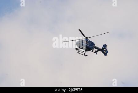 Hannover, Deutschland. 07. September 2022. Ein Hubschrauber der Bundespolizei fliegt über den Güterbahnhof Seelze im Raum Hannover. Aus bisher unbekannten Gründen kollidierten Lokomotiven am Bahnhof. Mehrere Waggons wurden umgedreht oder beschädigt. Ein Wagen soll Salpetersäure tragen. Quelle: Julian Stratenschulte/dpa/Alamy Live News Stockfoto