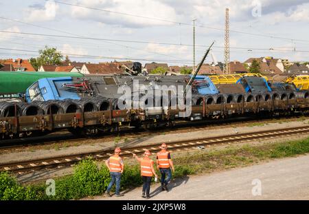 Hannover, Deutschland. 07. September 2022. Eine umgedrehte Lokomotive eines Güterzuges liegt auf einer Schiene im Güterbahnhof Seelze in der Region Hannover. Aus bisher unbekannten Gründen kollidierten Lokomotiven in der Station. Mehrere Waggons wurden umgedreht oder beschädigt. Ein Wagen soll Salpetersäure tragen. Quelle: Julian Stratenschulte/dpa/Alamy Live News Stockfoto