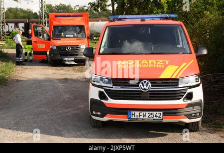 Hannover, Deutschland. 07. September 2022. Auf der Seelze-Güterstation in der Region Hannover stehen ein Ambulanz- und Rettungswagen. Aus bisher unbekannten Gründen kollidierten Lokomotiven am Bahnhof. Mehrere Waggons wurden umgedreht oder beschädigt. Einer der Wagen trug Salpetersäure. Quelle: Julian Stratenschulte/dpa/Alamy Live News Stockfoto