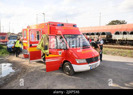 Hannover, Deutschland. 07. September 2022. Ein Messwagen der Feuerwehr Seelze steht auf dem Seelze-Güterbahnhof in der Region Hannover. Aus bisher unbekannten Gründen kollidierten Lokomotiven in der Station. Mehrere Waggons wurden umgedreht oder beschädigt. Einer der Wagen trug Salpetersäure. Quelle: Julian Stratenschulte/dpa/Alamy Live News Stockfoto