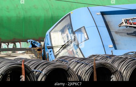 Hannover, Deutschland. 07. September 2022. Eine umgedrehte Lokomotive eines Güterzuges liegt auf einer Schiene im Güterbahnhof Seelze in der Region Hannover. Aus bisher unbekannten Gründen kollidierten Lokomotiven in der Station. Mehrere Waggons wurden umgedreht oder beschädigt. Ein Wagen soll Salpetersäure tragen. Quelle: Julian Stratenschulte/dpa/Alamy Live News Stockfoto