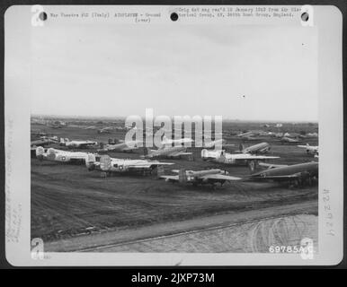 Konsolidierte B-24 Liberators, nordamerikanische B-25 Mitchells und Douglas C-47 parkten auf dem Flugplatz Bari, Italien. Oktober 1944. Stockfoto