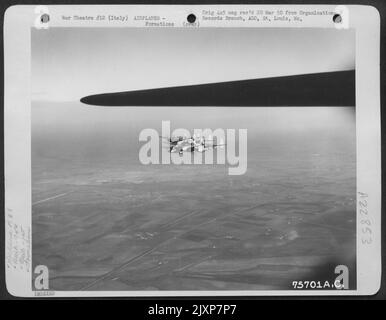 Eine Formation von Lockheed P-38 Blitzen des 94. Fighter Squadron, 1. Fighter Group, auf dem Flug irgendwo über Italien. Stockfoto