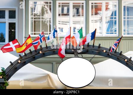 Straßenbeschilderung Lichtkasten Schild mit Flaggen der europäischen Länder. Rundes Schild, Modell für Firmennamen oder Firmenlogo, außen. Kreisförmiges Café, Restaurant Stockfoto