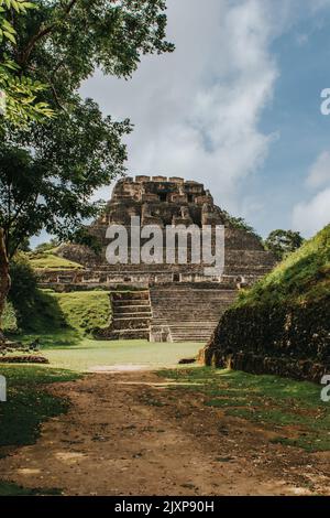 Eine vertikale Aufnahme von El Castillo in der archäologischen Stätte Xunantunich Stockfoto