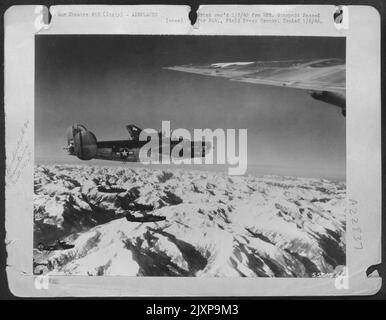 Eine Formation von konsolidierten B-24-Liberatoren der Luftwaffe von 15. fliegt über die Alpen auf dem Weg zu ihrem Ziel in Österreich. ITALIEN. 451. Bomb Group. Stockfoto