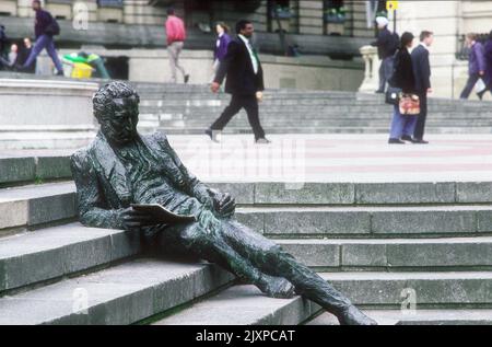 Bronzestatue von Thomas Attwood von Sioban Coppinger und Fiona Peever 1993, auf der Treppe am Chamberlain Square in Birmingham, England Stockfoto