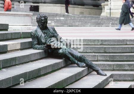 Bronzestatue von Thomas Attwood von Sioban Coppinger und Fiona Peever 1993, auf der Treppe am Chamberlain Square in Birmingham, England Stockfoto