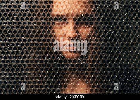 Plastikverschmutzung Ökologie Problem texturiertes Gesicht Stockfoto