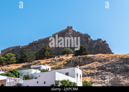 Historisches und beliebtes Reiseziel von Lindos Akropolis in Rhodos, Griechenland. Hochwertige Fotos Stockfoto