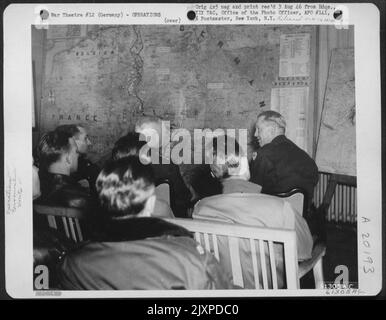General Patton, kommandierender General der 3. US Army, nimmt an Einem XIX Tactical Air Command Air Briefing Teil. Offiziere in der Front Row sind: (L bis R) Brig. General Homer L. Sanders, Kommandierender General, 100. Fighter Wing; General Patton; Major General O.P. Weyland Stockfoto