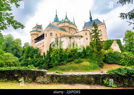 Bojnice mittelalterliche Burg, UNESCO-Weltkulturerbe, Slowakei. Es ist eine romantische Burg mit einigen ursprünglichen gotischen und Renaissance-Elementen, die im 12.. Jahrhundert erbaut wurden Stockfoto