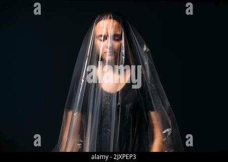 Hoffnungslose Frau weiblichen Schutz Polyethylen Tasche Stockfoto