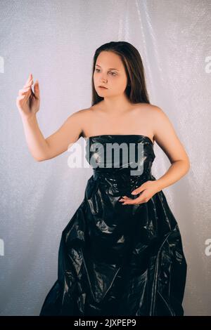 Abfall Recycling Kunststoff Mode weibliche Modell Kleid Stockfoto