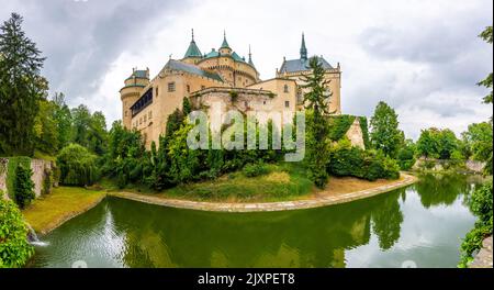 Bojnice mittelalterliche Burg, UNESCO-Weltkulturerbe, Slowakei. Es ist eine romantische Burg mit einigen ursprünglichen gotischen und Renaissance-Elementen, die im 12.. Jahrhundert erbaut wurden Stockfoto