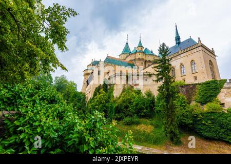 Bojnice mittelalterliche Burg, UNESCO-Weltkulturerbe, Slowakei. Es ist eine romantische Burg mit einigen ursprünglichen gotischen und Renaissance-Elementen, die im 12.. Jahrhundert erbaut wurden Stockfoto