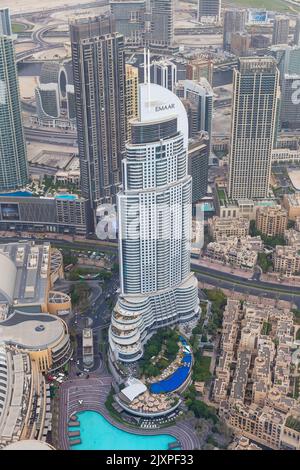 DUBAI, VAE (VEREINIGTE ARABISCHE EMIRATE) - 19. JULI 2022: Panorama- und Luftaufnahme der Stadt Dubai vom höchsten Gebäude der Welt, dem Burj Khalifa. Blick auf den Himmel Stockfoto