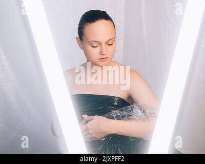 Plastik Verschmutzung Umweltschutz Frau Stockfoto