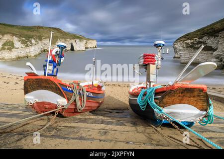 Boote bei North Landing in der Nähe von Flamborough in Yorkshire wurden mit einer langen Verschlusszeit aufgenommen. Stockfoto