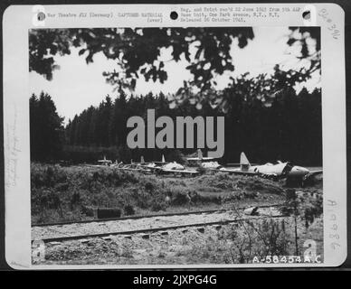 Ein Jet-Montagewerk östlich von Obertraubling, Deutschland, wurde von den Luftwaffenbombern 15. bombardiert. Die Ebenen Werden Hier Vor Dem Montagewerk Angezeigt. Stockfoto