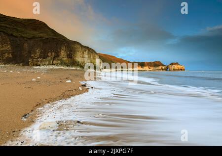 Thornwick NAB in der Nähe von Flamborough in Yorkshire wurde kurz nach Sonnenaufgang mit einer langen Verschlusszeit aufgenommen. Stockfoto