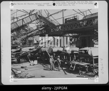 Komplette Revolvermontagen, die darauf warten, auf den Panzerkampfwagen V in Position gebracht zu werden, werden von 3 US 9. Armeesoldaten inspiziert, die Hannover am 9. April gefangen nahmen, nachdem wir 8. AF dieses Werk am 3. Und 14. März 1945 bombardiert hatten. Stockfoto