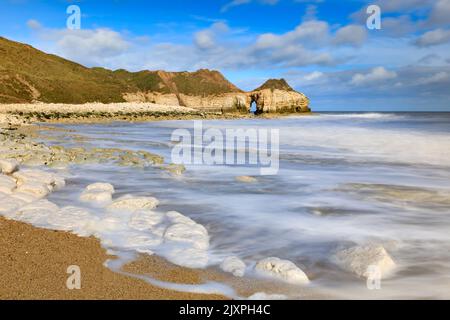 Thornwick NAB in der Nähe von Flamborough in Yorkshire, aufgenommen mit einer langen Verschlusszeit. Stockfoto