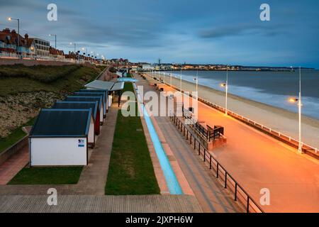 Bridlington in Yorkshire, aufgenommen in der Dämmerung an einem Abend Anfang April. Stockfoto