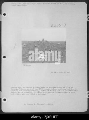 Verdrehte Metallteile und zerstörte Flugzeugteile sind nach dem Absturz eines riesigen JU 52-Transportflugzeugs, das von amerikanischen Anti-Aircraft-Batterien abgeschossen wurde, über das Feld in Deutschland verstreut. Ein Teil des Rumpfes und des Hecks wird gegen den Himmel geschildet Stockfoto